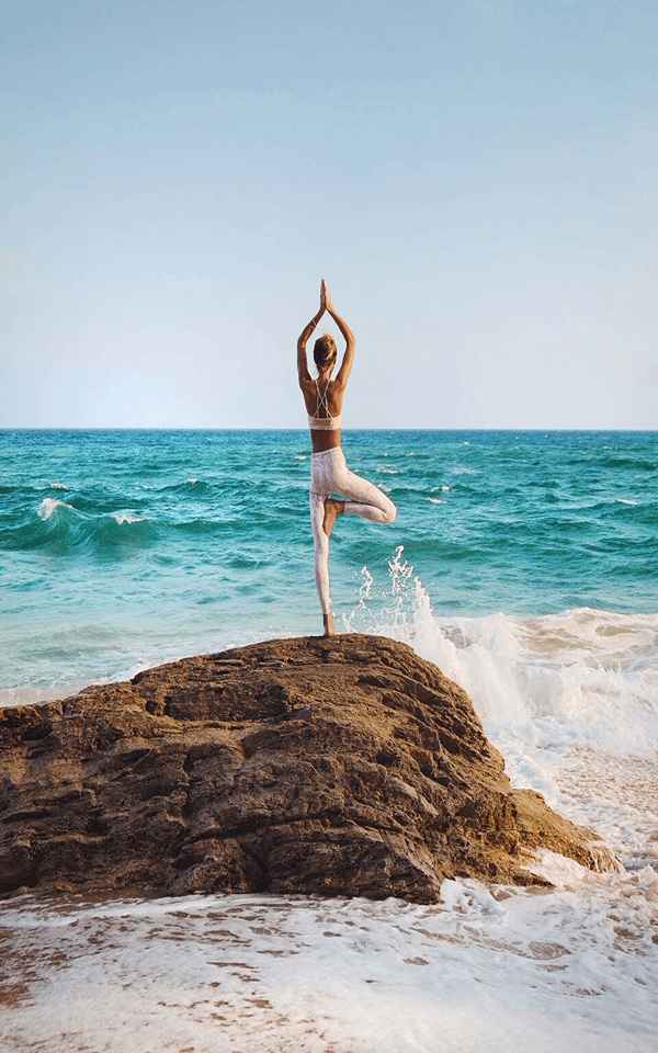 Persona adulta practicando yoga en una postura tranquila